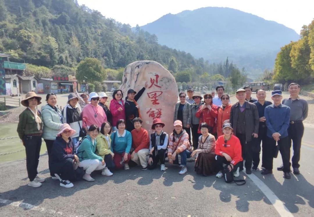 愛在春天 樂在自然——福州教育學(xué)院附中工會組織開展退休教工春日康養(yǎng)活動